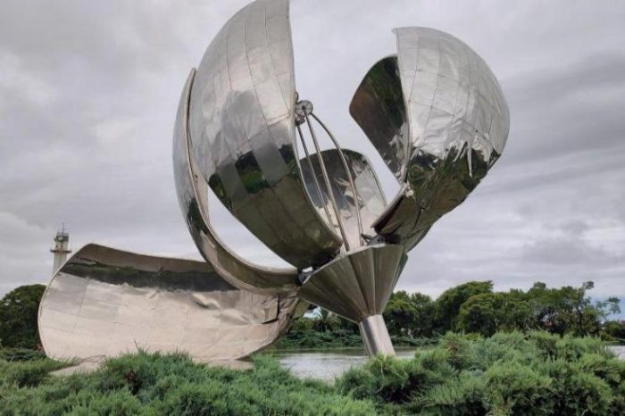 Restauran los pétalos de la Floralis Genérica