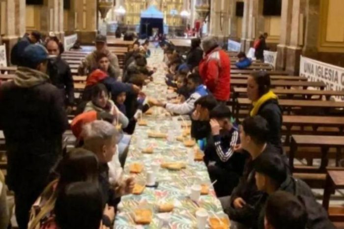 El arzobispo de Buenos Aires abrió la Catedral como un comedor comunitario