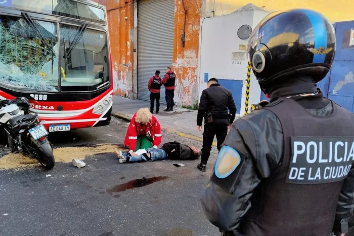 Detienen a dos motochorros en Barracas: uno chocó de frente con un colectivo