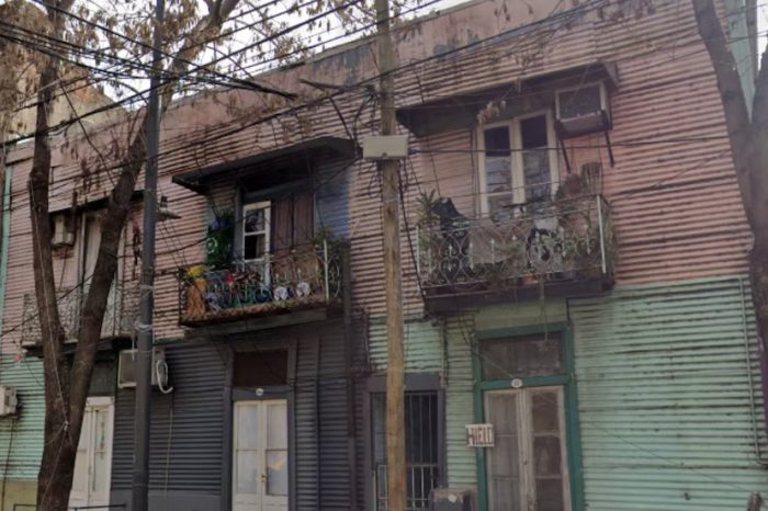 Un muerto, una mujer con quemaduras y 50 vecinos evacuados tras un incendio en un conventillo de La Boca