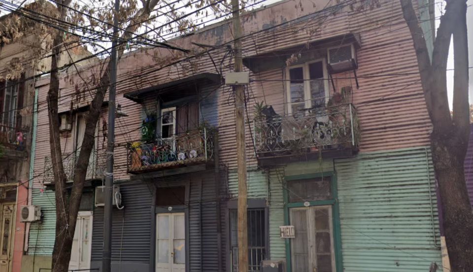 Un muerto, una mujer con quemaduras y 50 vecinos evacuados tras un incendio en un conventillo de La Boca