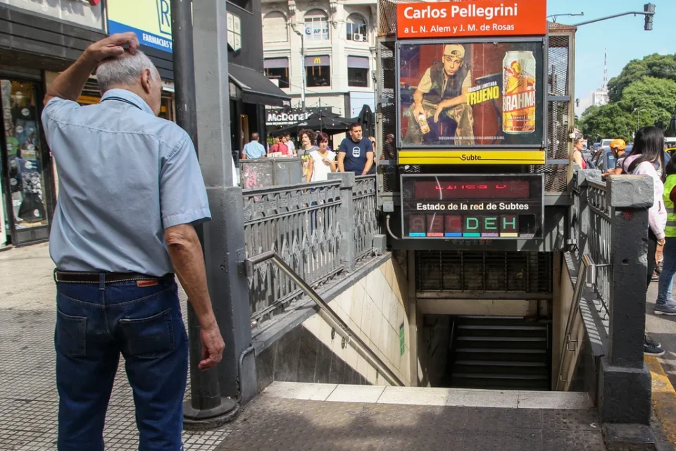 Denuncian una infestación de sarna en la línea B de subte