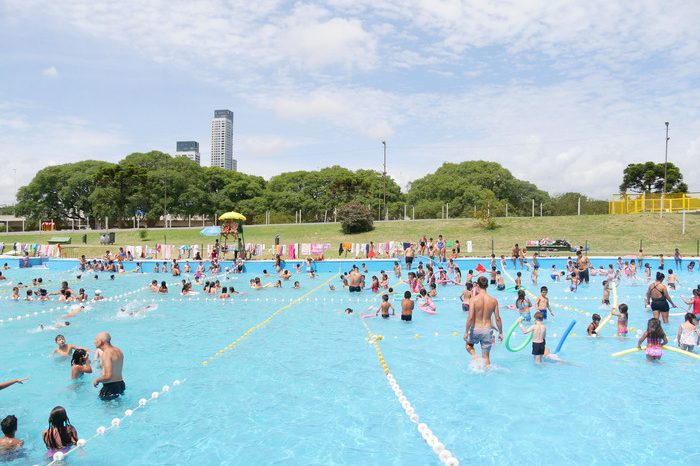 Las piletas públicas porteñas extienden su horario